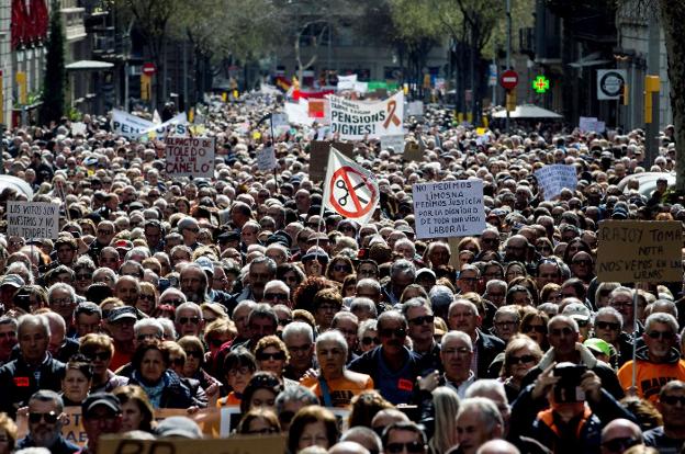 Manifestación a favor de las 'pensiones dignas', el pasado 17 de marzo en Barcelona. :: efe