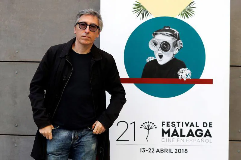 El cineasta David Trueba posa para los medios durante la presentación del 21 Festival de Cine en Español de Málaga que ha tenido lugar en Madrid.