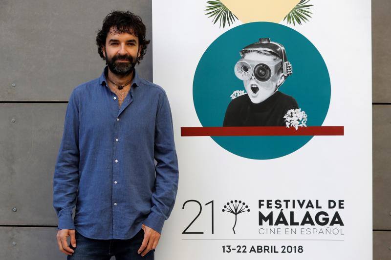 Mateo Gil, director de "Las leyes de la termodinámica", posa para los medios durante la presentación del 21 Festival de Cine en Español de Málaga que ha tenido lugar en Madrid