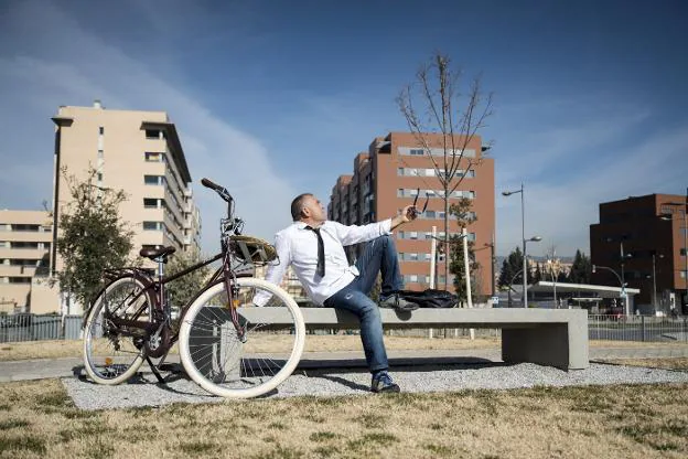 El Koala cuenta que la nuevas canciones le salieron mientras montaba en bicicleta por la ciudad. :: sur