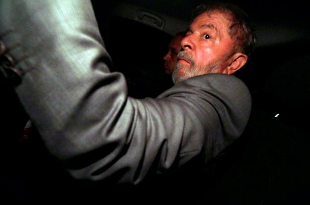 Lula, ya conocedor de la decisión del Supremo, llega el miércoles a su casa en Sao Bernardo do Campo.
:: paulo whitaker/ reuters