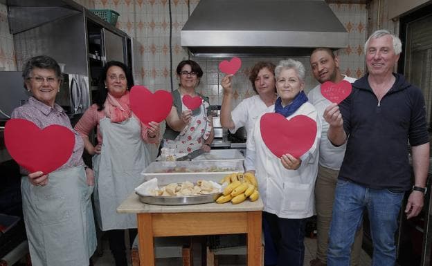 Voluntarios del Cottolengo participan en la campaña desde las cocinas donde cada día preparan la comida para las personas acogidas. 