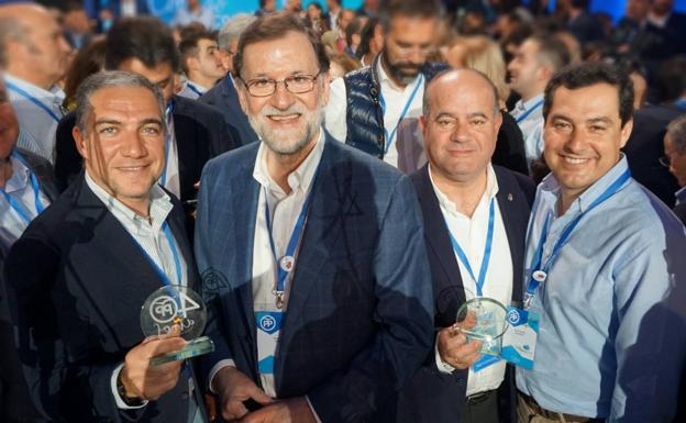 Rajoy, en la entrega de los reconocimientos, con Bendodo, Barón y Moreno.