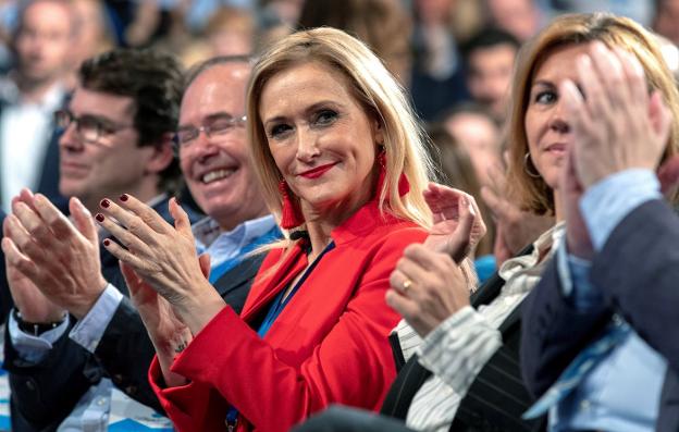 Cristina Cifuentes aplaude, ayer, durante la Convención Nacional del PP, en Sevilla. :: efe