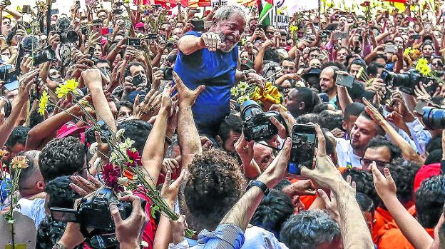 Una marea humana traslada al expresidente Lula da Silva en volandas de vuelta al Sindicato de Metalúrgicos, tras un acto público celebrado ayer. :: Miguel SCHINCARIOL/ afp