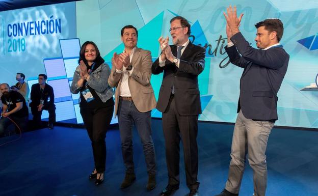 Mariano Rajoy y Juanma Moreno, en el centro, en la clausura de la Convención Nacional del PP en Sevilla. 