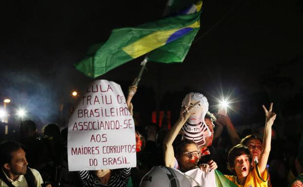 Detractores del expresidente brasileño Luiz Inácio Lula da Silva se concentran frente a la sede de la Policía Federal. 
