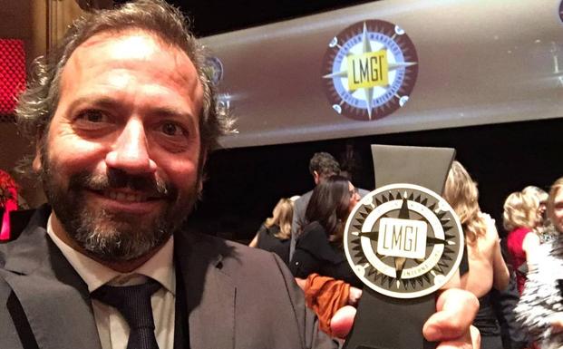 Tate Aráez, con su premio.