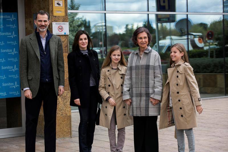 La abuela y sus nietas se dirigieron juntas de la mano hasta la puerta del centro hospitalario donde posaron junto a los reyes para los fotógrafos