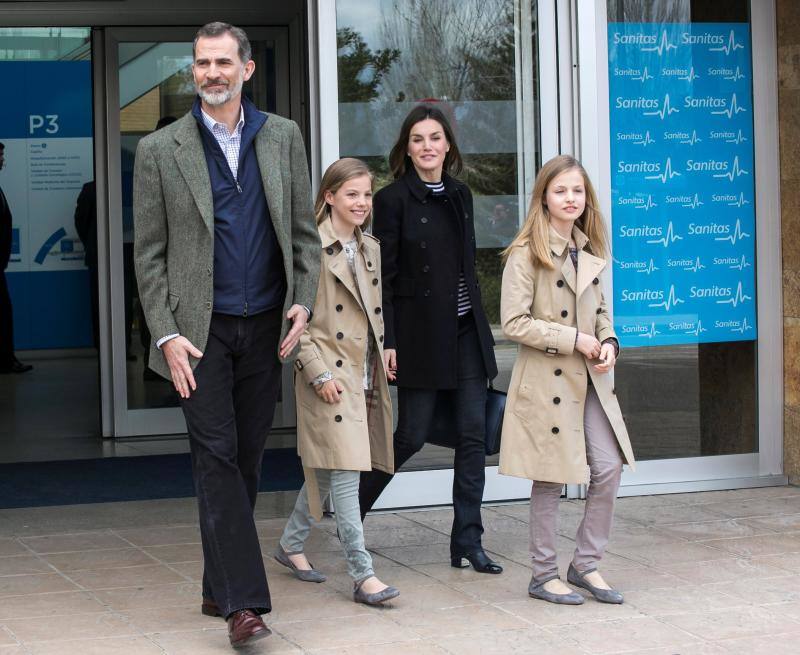 La abuela y sus nietas se dirigieron juntas de la mano hasta la puerta del centro hospitalario donde posaron junto a los reyes para los fotógrafos