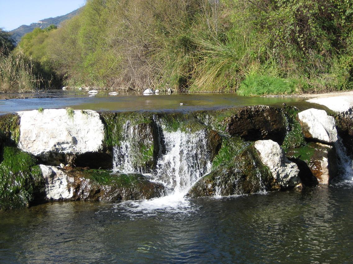 Río Verde. Al sur de la Sierra de las Nieves, se puede disfrutar especialmente de la riqueza hídrica de Istán y su entorno. Ya sea en un paseo por el pueblo o a través de algunas rutas senderistas, el agua es especialmente protagonista en esta época del año. Por las calles aún se pueden oír las aguas de antiquísimas acequias, así como algunas de sus fuentes. En los alrededores se pueden realizar rutas de senderismo que llevan a enclaves como el Charco del Canalón o el nacimiento del río Molinos.