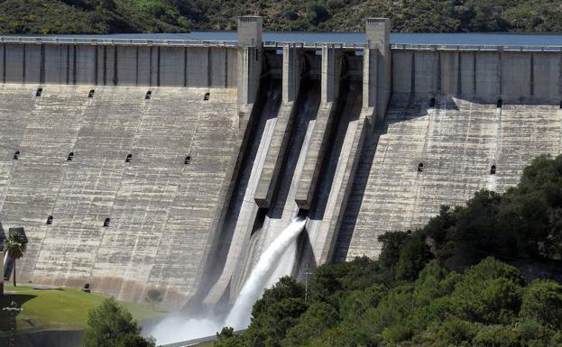 El embalse, ayer, tirando de nuevo reservas al mar. 