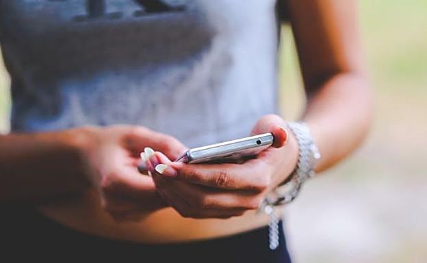 Condenado por enviar por WhatsApp un vídeo íntimo a los clientes de su expareja