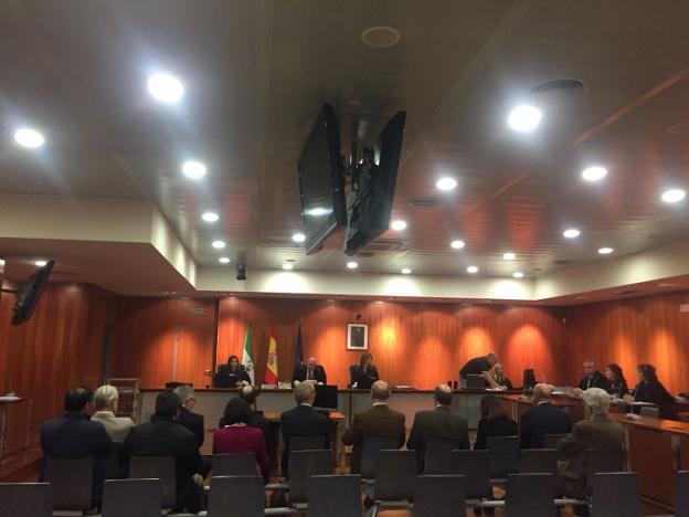 Los acusados, ayer en el banquillo de la Audiencia Provincial. :: Álvaro frías