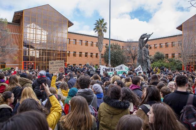 Estudiantes de la Universidad Rey Juan Carlos exigieron ayer la dimisión de Cristina Cifuentes y del rector de su centro. :: virginia carrasco