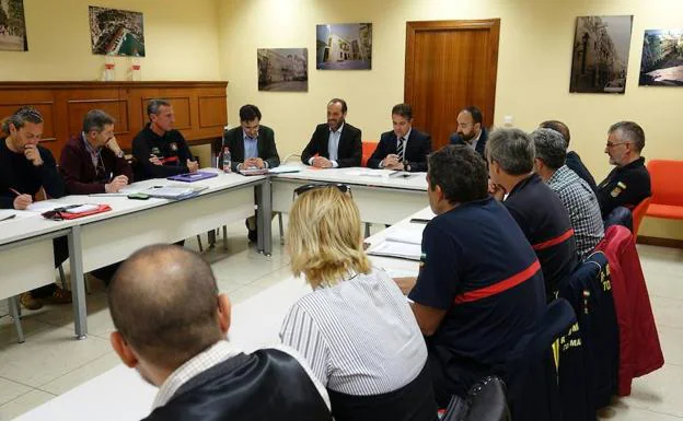 Imagen de la reunión mantenida este martes con representantes de bomberos. 