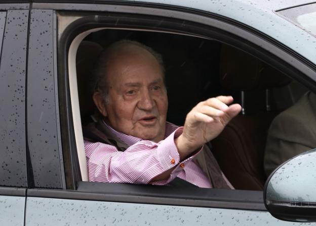 DON JUAN CARLOS BROMEA AL SALIR DEL HOSPITAL