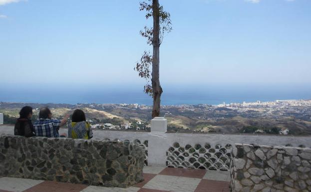 Vista panorámica del litoral desde Mijas Pueblo.