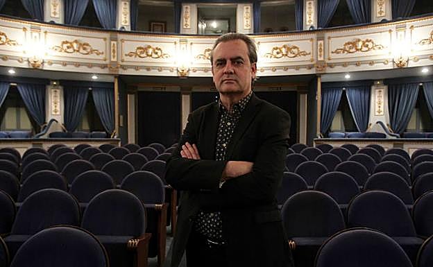 El director del Festival de Málaga, en el patio de butacas del Teatro Cervantes, principal escenario del festival. 