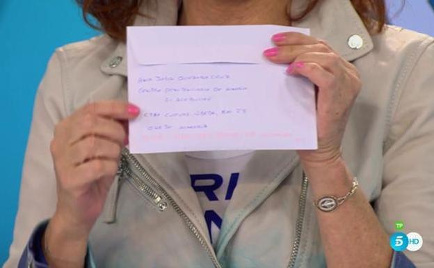 Ana Rosa, con la carta. 