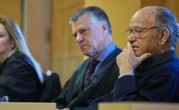 Jacinto Siverio (derecha), de 83 años, en la vista oral en la que un tribunal popular de Tenerife le declaró culpable de matar a un asaltante