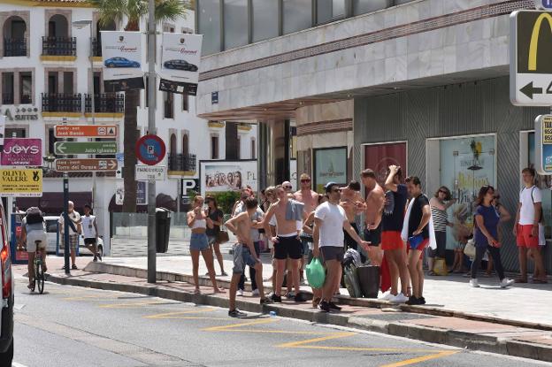 El Ayuntamiento de Marbella busca la complicidad del sector turístico contra los descamisados