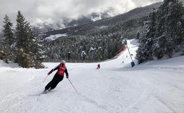 Un esquiador desciende una de las pistas del entorno catalán