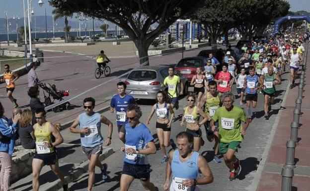 Un momento de una edición anterior de la Carrera Popular de El Palo. 