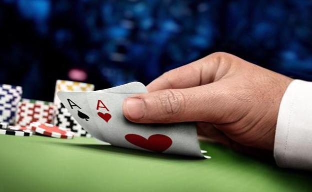 Piden 5 años para un camarero de un centro comercial de Málaga que robó datos de las tarjetas de clientes para jugar al póquer