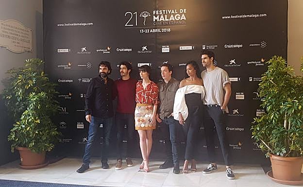 El director de cine, Mateo Gil, y los actores, Chino Darín, Vicky Luengo, Vito Sanz, Berta Vázquez y Juan Betancourt, posan ante los medios.