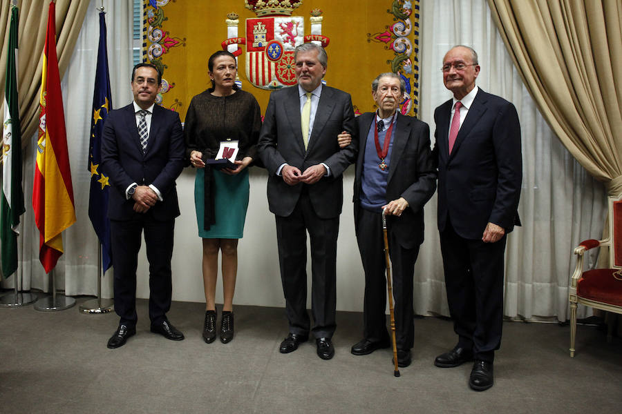 El ministro de Cultura, Íñigo Méndez de Vigo, entrega este galardón a dos de los malagueños más destacados en el ámbito de las letras