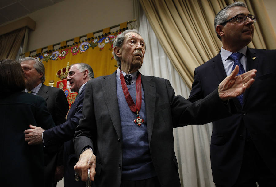 El ministro de Cultura, Íñigo Méndez de Vigo, entrega este galardón a dos de los malagueños más destacados en el ámbito de las letras