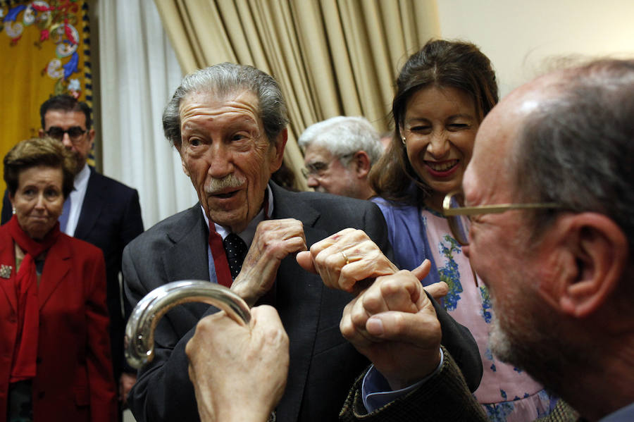 El ministro de Cultura, Íñigo Méndez de Vigo, entrega este galardón a dos de los malagueños más destacados en el ámbito de las letras