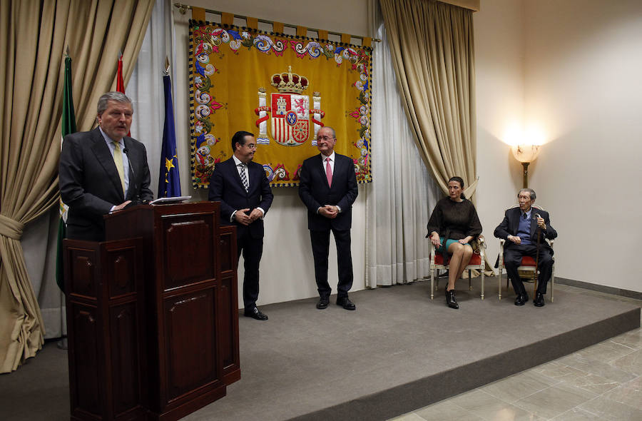 El ministro de Cultura, Íñigo Méndez de Vigo, entrega este galardón a dos de los malagueños más destacados en el ámbito de las letras