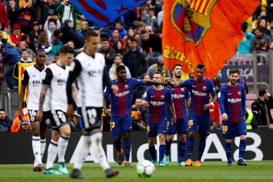 Los jugadores de ambos cuadros tras el 2-0 en el Camp Nou. 