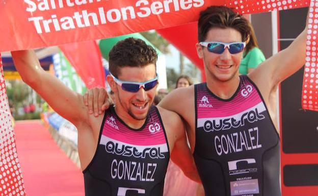 Ignacio y Alberto González cruza la meta en la última edición del Triatlón de Málaga. 