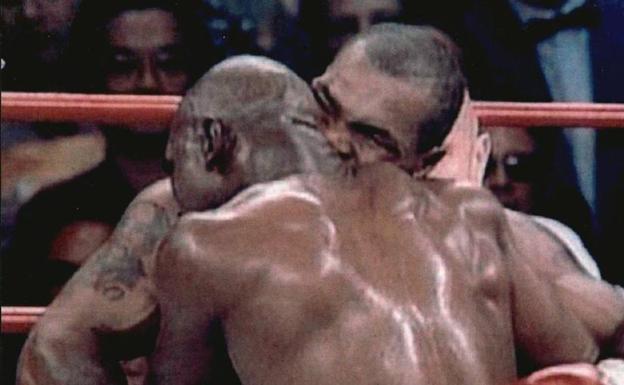 Mike Tyson muerde una oreja a Evander Holyfield en Las Vegas.