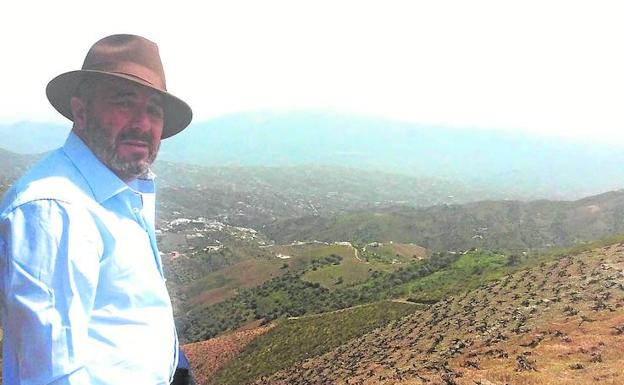 Jorge Ordóñez, en un viñedo de Almáchar.