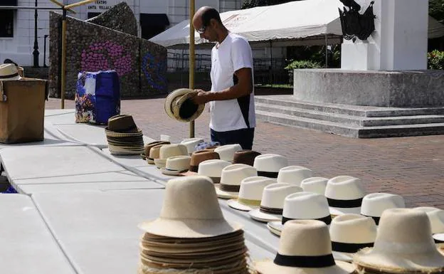 Puesto de sombreros Panamá en el Casco Antiguo de Ciudad de Panamá. 
