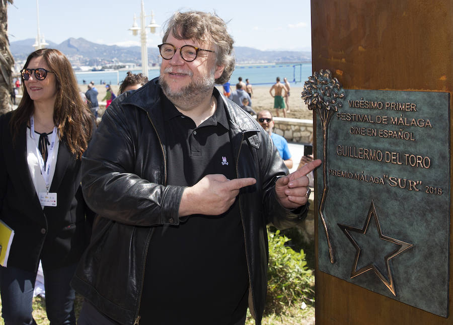 Guillermo del Toro descubre el lmonolito del Premio Málaga-SUR.