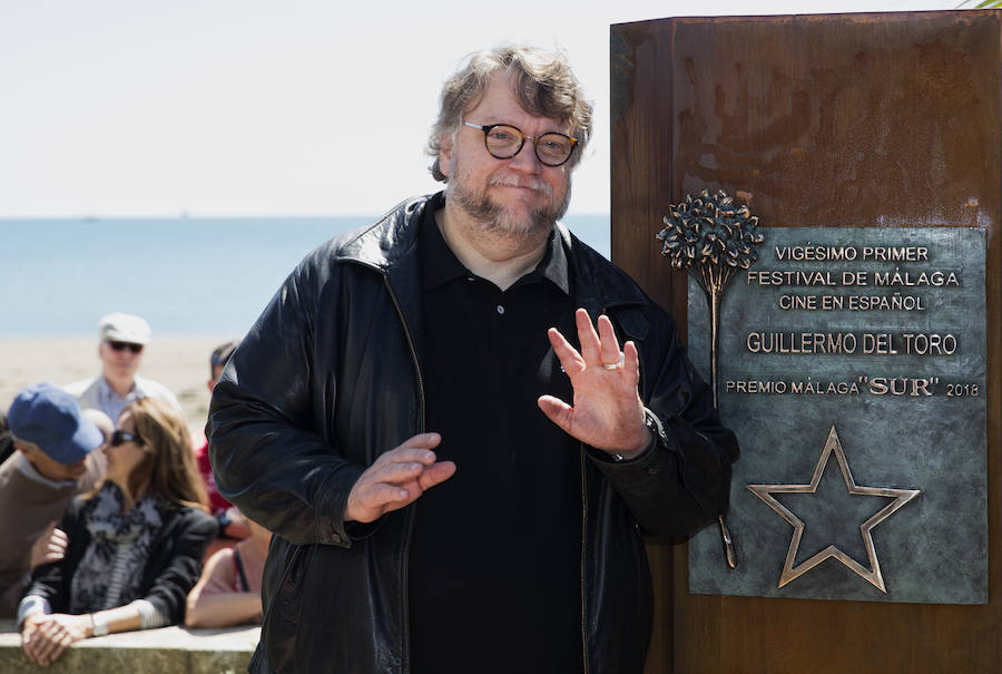 Guillermo del Toro descubre el lmonolito del Premio Málaga-SUR.