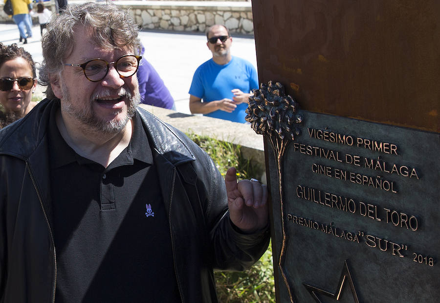 Guillermo del Toro descubre el lmonolito del Premio Málaga-SUR.