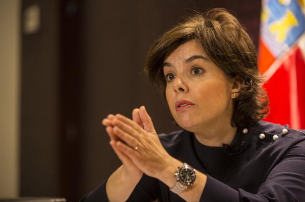 Soraya Sáenz de Santamaría defiende con contundencia el papel del Gobierno en Cataluña. :: javier cotera