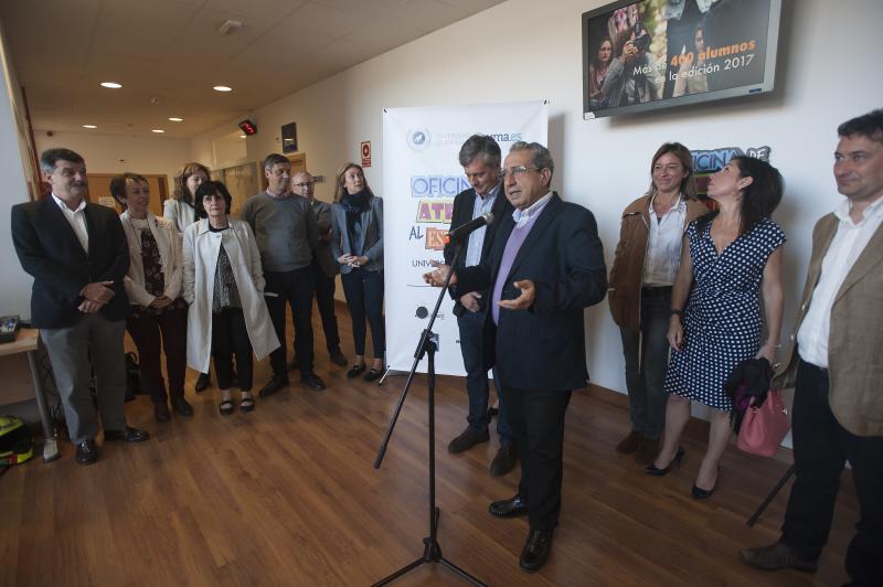 El rector de la Universidad de Málaga (UMA), José Ángel Narváez, visita la nueva Oficina de Atención al Estudiante.