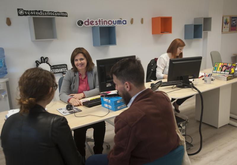 Primeros alumnos que visitan la nueva Oficina de Atención al Estudiante de la UMA en Teatinos.