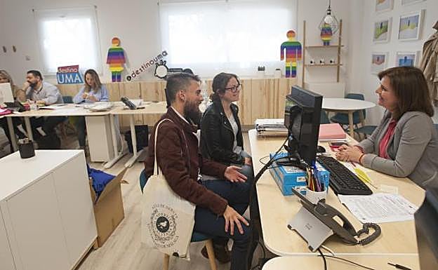 Primeros alumnos en la flamante Oficina de Atención al Estudiante en Teatinos. 