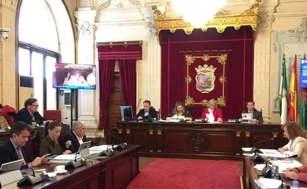 Teresa Porras, en el centro, en la comisión celebrada este lunes. 