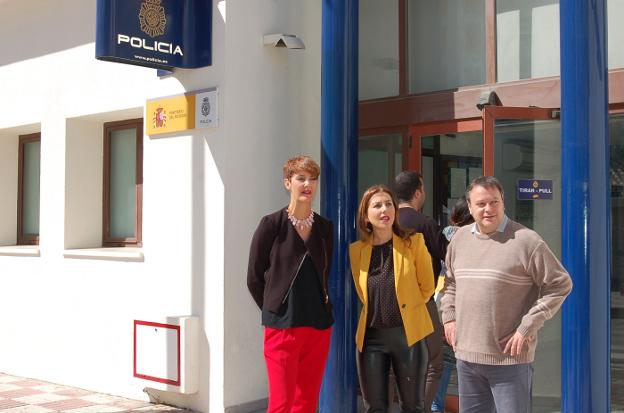 Emma Molina, Beatriz Rubiño y Francisco Horrillo en la entrada de la Comisaría . 