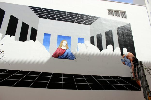 El artista trabajando en el mural 'La última cena'.