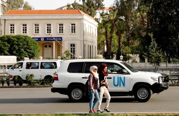 Un vehículo de Naciones Unidas que transporta a los inspectores de la OPAQ, ayer en Damasco. :: Omar Sanadiki / reuters